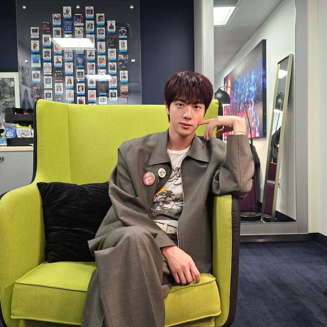 Momen Jin BTS Donasi Rp 1,1 Miliar. (instagram/jin)