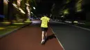 Seorang pria berlari di Taman Wanlu di Haikou, Provinsi Hainan, China selatan, pada 19 Mei 2020. Berlari di malam hari menjadi olahraga yang populer di kalangan warga Haikou. (Xinhua/Pu Xiaoxu)