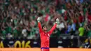 Kiper Meksiko, Alfredo Talavera, merayakan keberhasilan menaklukan Uruguay pada laga Grup C Copa Amerika. Kemenangan ini mengantar Meksiko duduk di puncak klasemen sementara Grup C. (AFP/Alfredo Estrella)