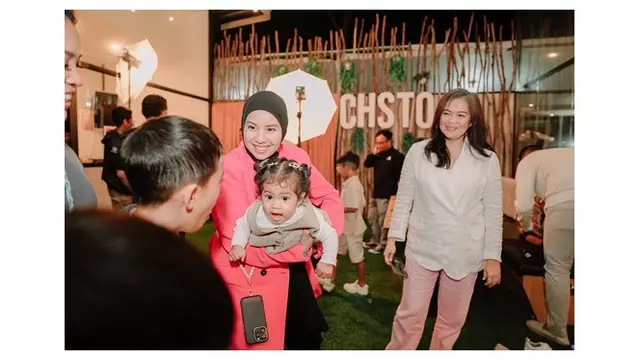 Outfit Earthy Tone Tamu Artis di Ultah Humaira Anak Zaskia Sungkar, Siapa Paling Stylish?