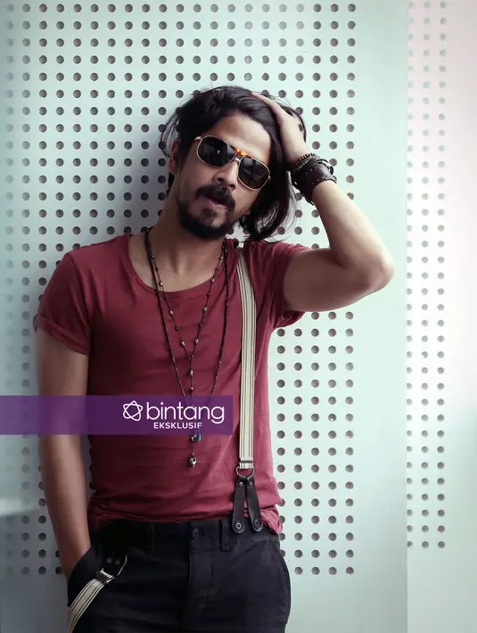 "Ketiga anak gue sangat bangga sekali, Alhamdulillah. Tercetus sendiri dari mereka kalau mereka tuh senang banget punya ayah yang penyanyi, bagi mereka itu sesuatu yang cool, keren," ujar pemeran film Negeri 5 Menara itu. (Bambang E. Ros/Bintang.com)