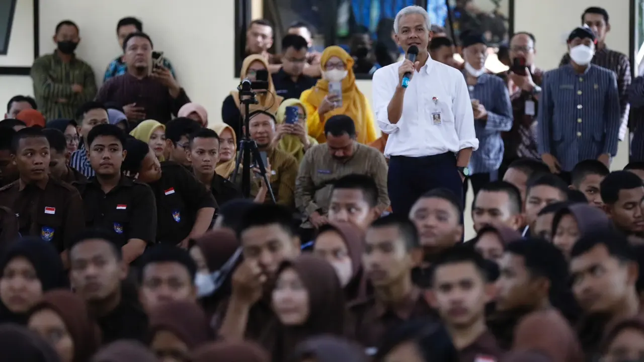 Gubernur Jawa tengah Ganjar Pranowo mengajar siswa-siswi di SMK Negeri 2 Wonogiri