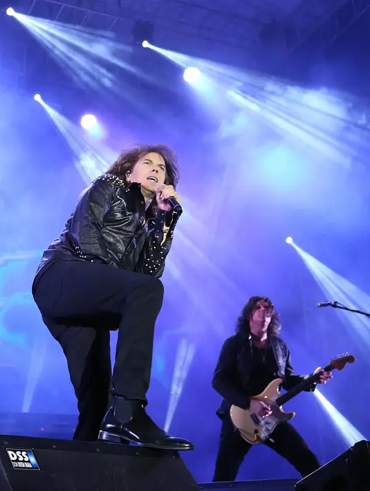 Para penonton merasa terhibur dan terus berteriak serta menggoyangkan kepala. (Bambang E. Ros/Bintang.com)