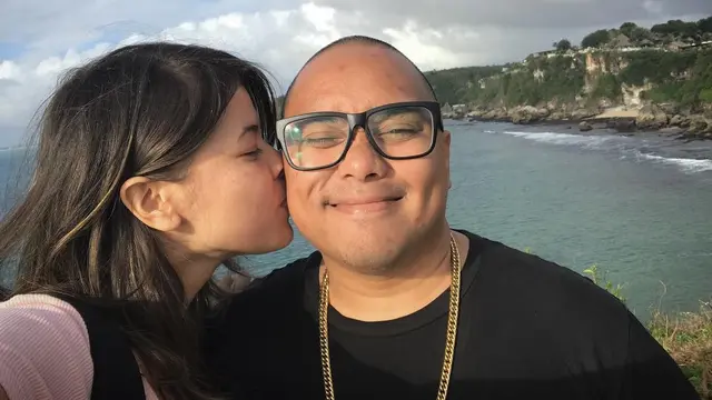 [Bintang] Jarang Terekspos, Ini 8 Foto Kebersamaan Igor Saykoji dan Istri