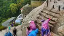 Para wisatawan mendaki Gunung Huashan di Kota Weinan, Provinsi Shaanxi, China barat laut, pada 20 September 2020. (Xinhua/Chu Guoqiang)