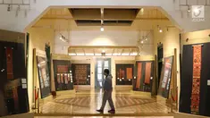 Pengunjung melihat pameran bertajuk Encounters with Bali: A collector’s journey di Museum Tekstil, Jakarta, Rabu (11/7). Pameran tersebut menampilkan 62 koleksi kain yang sudah dikumpulkan sejak 30 tahun yang lalu. (Liputan6.com/Immanuel Antonius)