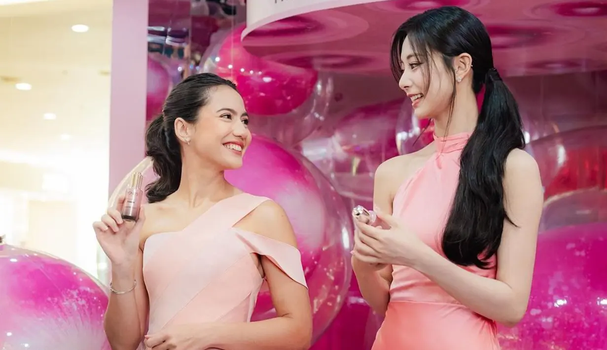 Sedangkan Pevita Pearce yang didapuk sebagai brand ambassador merek kosmetik tersebut tampil dengan gaun berwarna baby pink. Busana itu juga cocok untuknya karena membuat penampilan Pevita semakin fresh. Dengan riasan wajah natural dan lembut, Pevita pun tak kalah menawan dari sang bintang K-pop. (Liputan6.com/IG/@pevpearce)