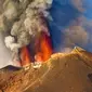 Gunung Etna adalah gunung berapi aktif di pesisir timur Sisilia, dekat Messina dan Catania, Italia. Gunung ini memiliki ketinggian sekitar 3.320 Mdpl. (iStock)