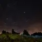 Hujan meteor Geminid di Maira Valley, Italia (MARCO BERTORELLO / AFP)