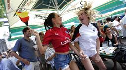 Fans cantik Jerman merayakan kemenangan tim mereka atas AS di Piala Dunia 2014, Bohemian Beer Garden, Queens New York City (26/06/2014) (Reuters/Mike Segar) 