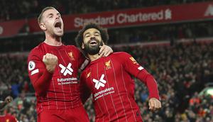 Pemain Liverpool, Mohamed Salah dan Jordan Henderson melakukan selebrasi usai membobol gawang Tottenham Hotspur pada laga Premier League 2019 di Stadion Anfield, Minggu (27/10). Liverpool menang 2-1 atas Tottenham Hotspur. (AP/Jon Super)