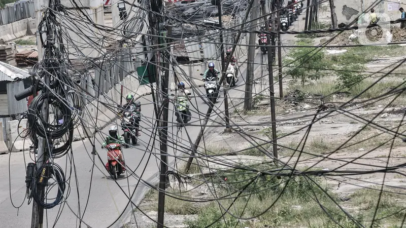 FOTO: Kabel Semrawut Imbas Proyek Tol Ancam Keselamatan Pengguna Jalan