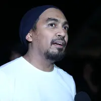 Glenn Fredly saat di rumah duka Mike Mohede. (Nurwahyunan/Bintang.com)