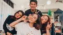 <p>Para sahabat juga memberi kejutan untuk gisel pada tengah malam. (Foto: Instagram/ gisel_la)</p>