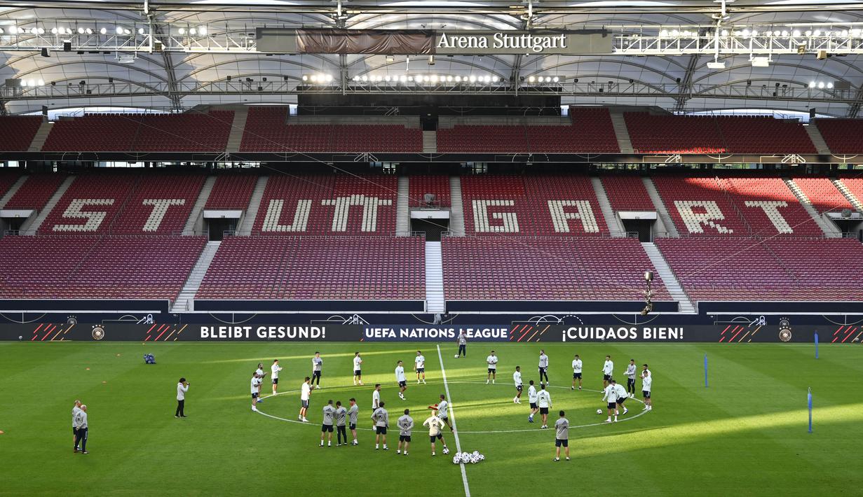 Suasana latihan Timnas Spanyol jelang laga UEFA Nations League di Stuttgart, Jerman, Rabu (2/8/2020). Spanyol akan berhadapan dengan Jerman. (AFP/Thomas Kienzle)