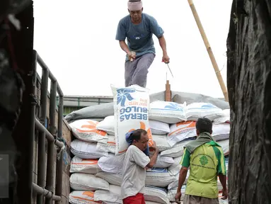 Pekerja menurunkan beras bulog di Pasar Induk Cipinang, Jakarta, (16/2). Kementerian Pertanian mencatat harga beras Desember 2014 hingga Januari 2016 memang mengalami kenaikan, namun berangsur turun pada pekan kedua Februari. (Liputan6.com/Angga Yuniar)