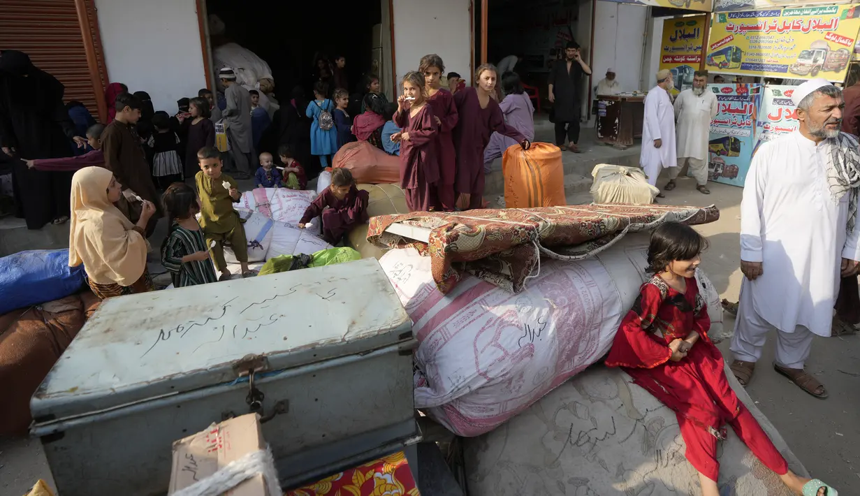 Meskipun pemerintah bersikeras bahwa mereka tidak menargetkan warga Afghanistan, kampanye ini dilakukan di tengah hubungan yang tegang antara Pakistan dan penguasa Taliban di negara tetangga. (AP Photo/Fareed Khan)