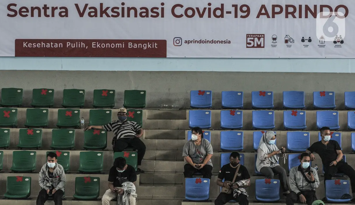 Sejumlah peserta duduk di area observasi usai menerima vaksin di Sentra Vaksinasi Covid-19, GOR Kemayoran, Kamis (3/6/2021). Pemkot Jakarta Pusat menggelar Sentra Vaksinasi Covid-19 untuk pedagang kaki lima (PKL), karyawan ritel, dan pelaku UMKM di GOR Kemayoran. (merdeka.com/Iqbal S Nugroho)