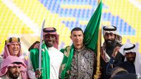 Pemain sepak bola Cristiano Ronaldo merayakan Founding Day dengan mengenakan pakaian tradisional Saudi bersama rekan setimnya di Al-Nassr. (@AlNassrFC)