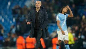 Manajer Manchester City, Pep Guardiola, berjalan di lapangan setelah pertandingan Liga Champions antara Manchester City dan Bayer Leverkusen di Manchester, Inggris, Rabu (26-11-2025) dini hari WIB. (Foto AP/Dave Thompson)