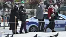 Para lansia jalan-jalan di Istanbul, Turki, Minggu (10/5/2020). Setelah melonggarkan lockdown terkait virus corona COVID-19, Turki mengizinkan para lansia berusia 65 tahun ke atas untuk keluar rumah.