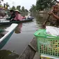 Asmawati, salah satu pedagang perahu terapung menjajakan berbagai jenis jajanan (Liputan6.com/Nefri Inge)