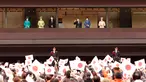 Kaisar Jepang Naruhito (keempat dari kiri) berdiri di samping Permaisuri Masako (berbaju biru), dan putri mereka Putri Aiko (berbaju merah jambu), melambai ke hadirin saat perayaan ulang tahunnya di Istana Kekaisaran, Tokyo, Jepang, Kamis (23/2/2023). Putra Mahkota Akishino (ketiga dari kiri), istrinya Putri Mahkota Kiko (kedua dari kiri), dan putri mereka Putri Kako juga berdiri di sampingnya. (Rodrigo Reyes Marin/Pool Photo via AP)