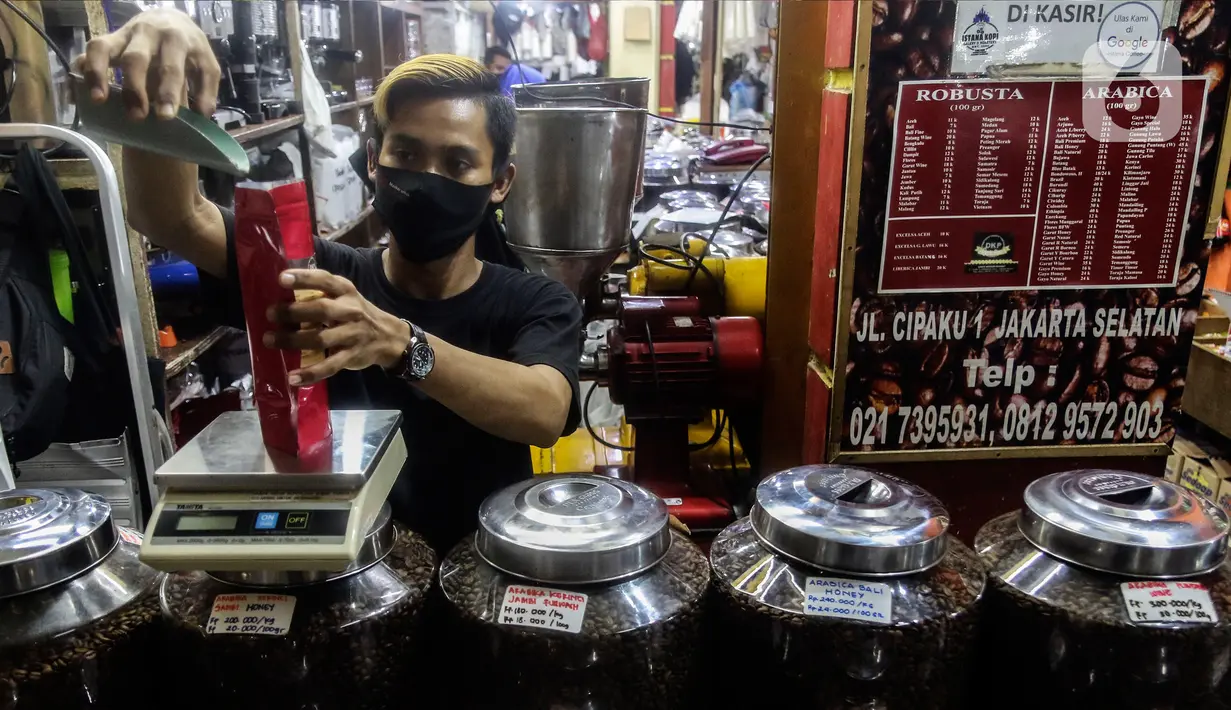 Pekerja mengemas biji kopi di salah satu gerai kopi di kawasan Jakarta, Rabu (24/3/2021). Tahun ini pemerintah menargetkan produksi kopi nasional sebesar 834.750 ton, naik dari tahun lalu sebanyak 769,7 ribu ton. (Liputan6.com/Johan Tallo)
