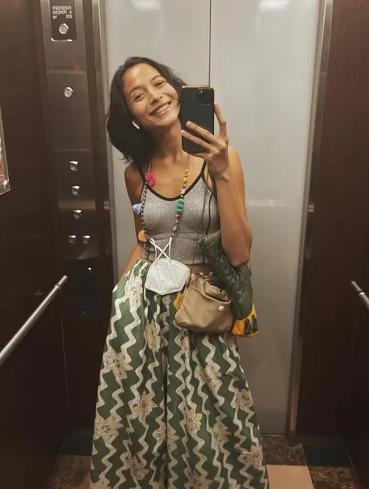 2. Tampil santai, Putri Marino memadukan tank top abu-abu dengan celana kulot batik warna hijau. (Instagram/putrimarino).