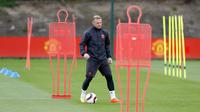 Penyerang MU, Wayne Rooney mengiring bola saat mengikuti sesi latihan di AON Training Complex di Carrington, Inggris, Selasa (23/5). MU akan menghadapi Ajax di final Liga Eropa 2016-2017. (Martin Rickett / PA via AP)
