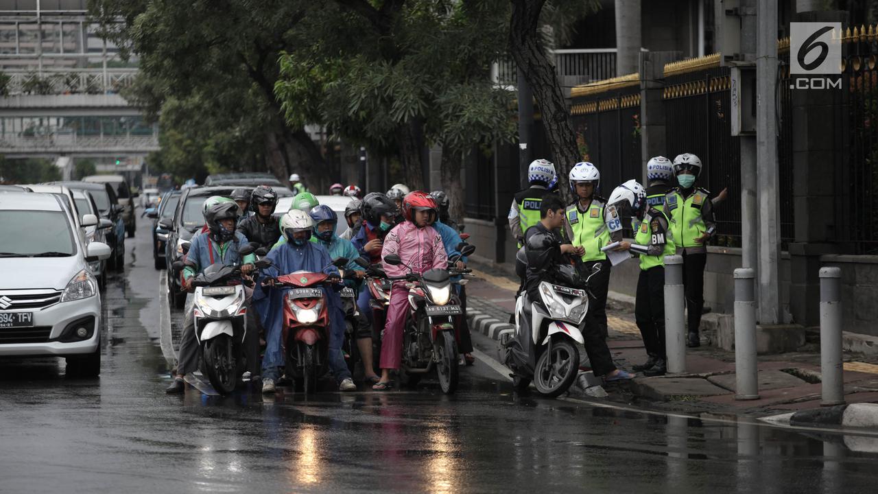 Polisi Tilang Pengendara Yang Melanggar Aturan Jalur Khusus Sepeda Motor