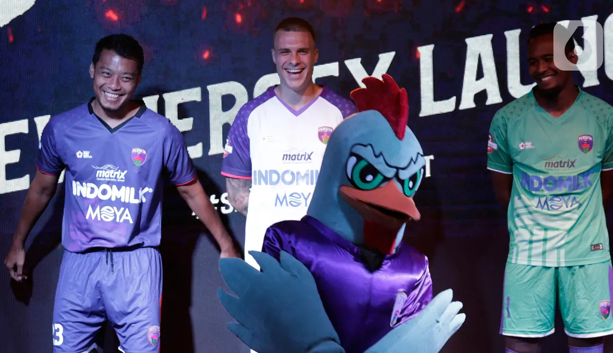 Pemain Persita Tangerang didampingi maskot Ayam Wareng  saat launching untuk 4 elemen terbaru klub jelang bergulirnya Shopee Liga 1 2020 di Gading Sepong, Tangerang, Rabu (26/2/2020). Empat elemen baru yang diluncurkan Persita Tangerang adalah tim, jersey, logo, dan maskot. (Bola.com/M Iqbal Ichsan)