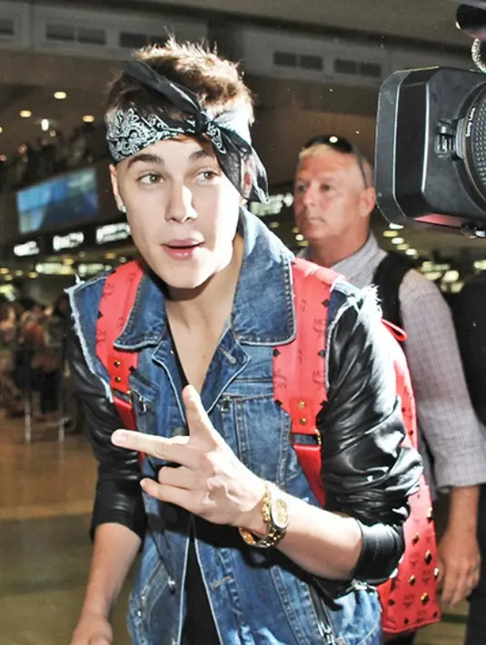 Kedua mobil memang bisa dibilang rusak lumayan parah. Namun tak ada yang terluka karena kejadian itu. (Rex-Shutterstock-HollywoodLife)