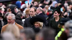 Kate Middleton bersama suaminya Pangeran William dan keluarga kerajaan Inggris berjalan usai mengikuti Misa Natal bersama keluarga kerajaan di Gereja St. Mary Magdalene di Sandringham, Inggris, (25/12/2015). (AFP/BEN STANSALL)
