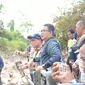 Pj Gubernur Sulbar Akmal malik meninjau lokasi terdampak banjir dan longsor di Desa Pammulukang Mamuju (Foto: Liputan6.com/Abdul Rajab Umar)