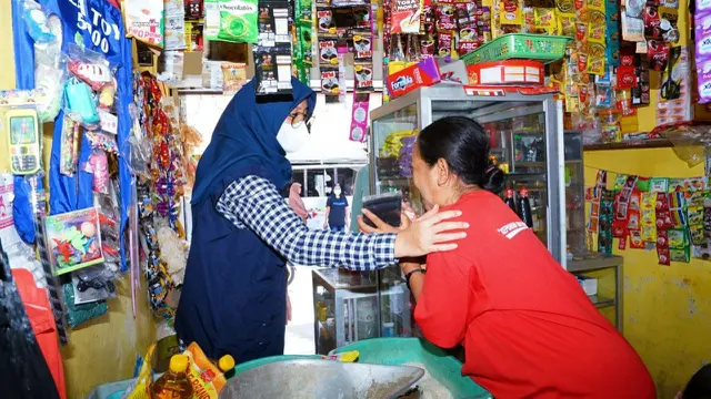 Minggu pagi (8/8/2021), Bupati Banyuwangi Ipuk Fiestiandani pun ikut berbelanja sembako di warung sekitar rumahnya di Kebalenan, Banyuwangi.