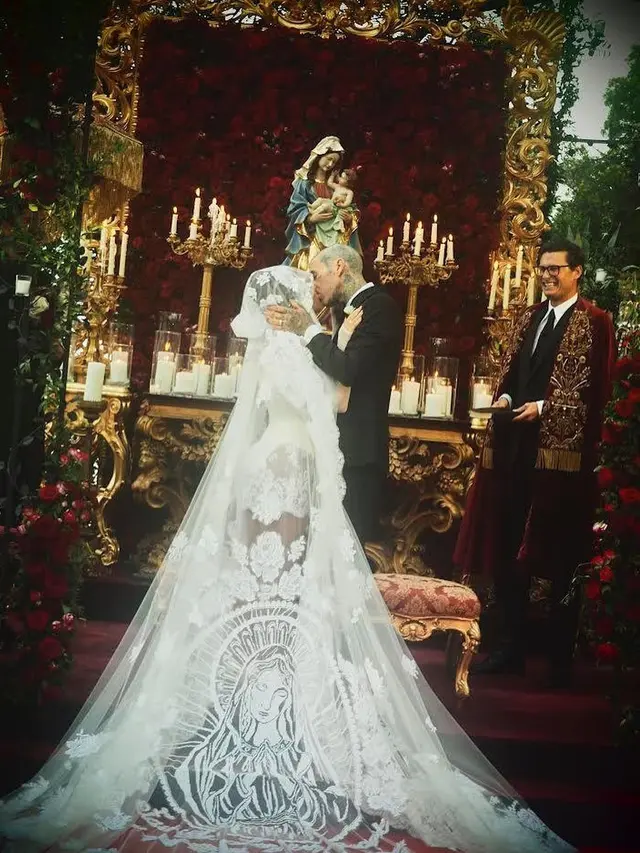 Travis Barker dan Kourtney Kardashian Kembali Pilih Rancangan Dolce & Gabbana di Pernikahan Ketiga