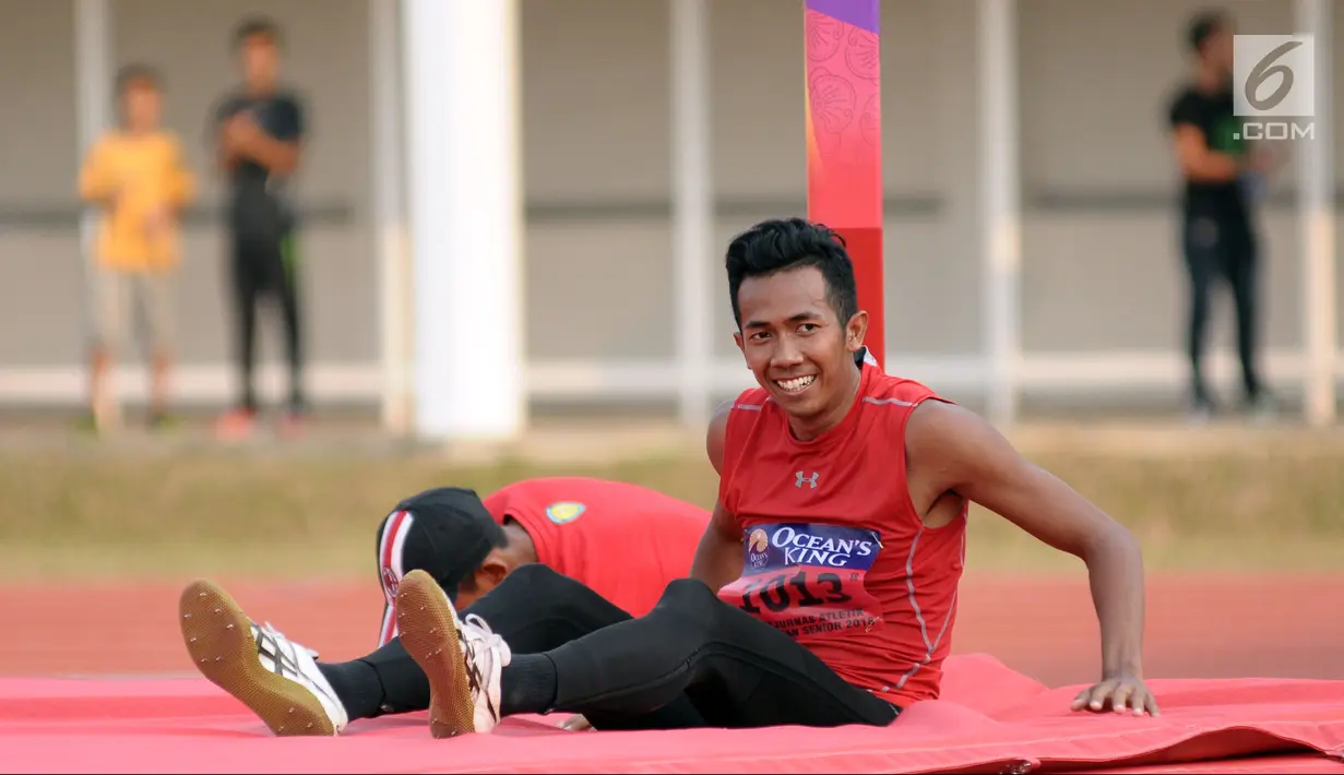 Ekspresi kekecewaan atlet lompat tinggi putra DKI Jakarta, Rizky Ghusyafasaat gagal melakukan lompatan pemecahan rekor setinggi 2,16 meter pada Kejurnas Atletik di Stadion Madya Senayan, Jakarta, Selasa (8/5). (Liputan6.com/Helmi Fithriansyah)
