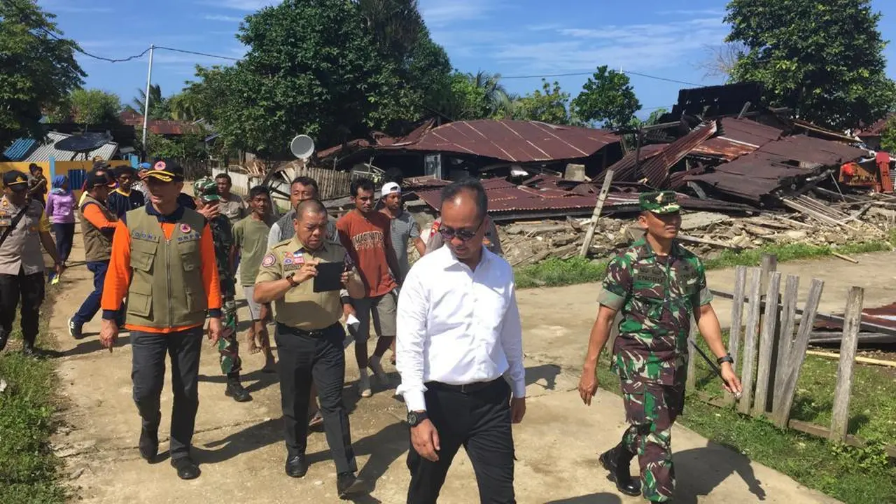 Menteri Sosial Agus Gumiwang Kartasasmita menyerahkan secara langsung bantuan untuk korban gempa Halmahera Selatan