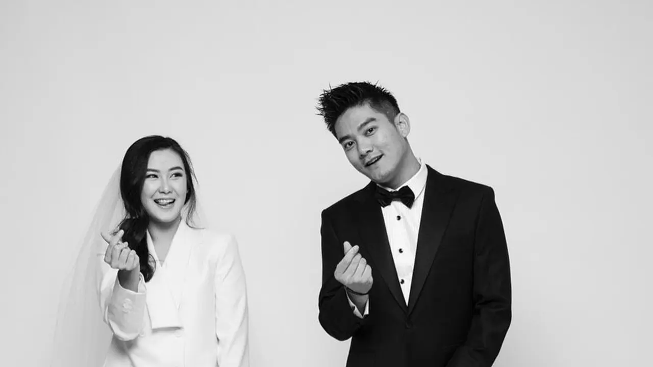 Berkonsep Klasik Hitam Putih, Ini 6 Potret Prewedding Boy William dan Karen Vendela