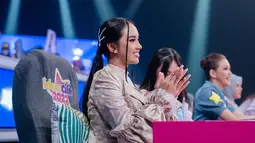 Pelantun Gemintang Hatiku ini selalu memberikan apresiasi dan tepuk tangan ketika melihat penampilan peserta yang membuatnya terpukau. Selain itu, jebolan Indonesian Idol 2019 ini juga tentunya memberikan komentar membangun untuk peseta Idola Cilik yang penampilannya masih kurang. (Liputan6.com/IG/@lyodraofficial)