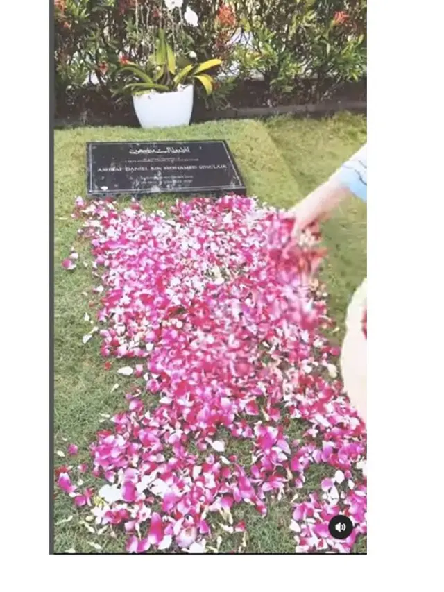 10 Momen Bunga Citra Lestari Ziarah ke Makam Ashraf Sinclair di Hari Ulang Tahun Pernikahan