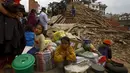 Sejumlah warga yang selamat dari gempa tampak menunggu bantuan, Nepal, Sabtu (25/4/2015). Dikabarkan sekitar 500 orang lebih tewas dalam peristiwa tersebut (Reuters/Navesh Chitrakar)