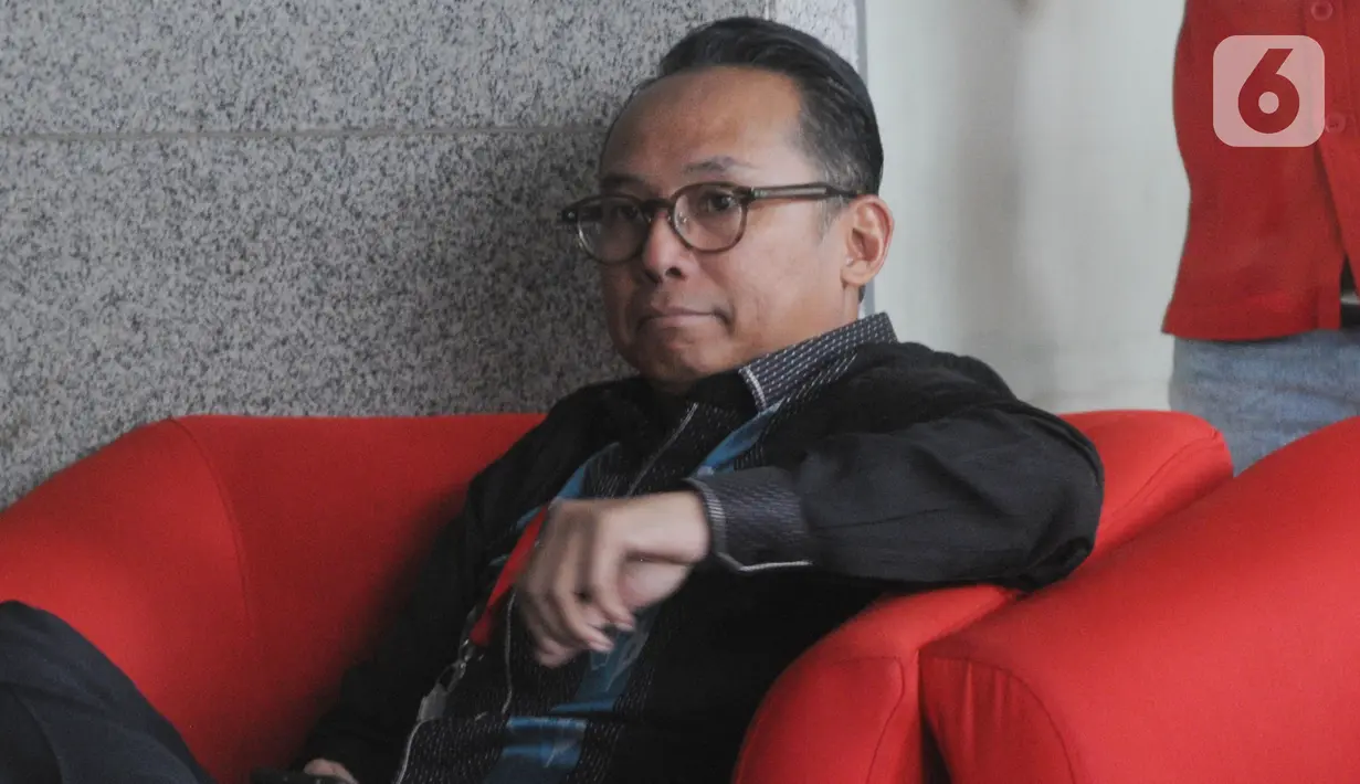 Anggota DPR dari Fraksi PDIP Junico Siahaan alias Nico Siahaan menunggu pemeriksaan penyidik KPK di Jakarta, Selasa (29/10/2019). Nico Siahaan diperiksa dalam penyidikan kasus Tindak Pidana Pencucian Uang (TPPU) dengan tersangka mantan Bupati Cirebon, Sunjaya Purwadisastra. (merdeka.com/Dwi Narwoko)