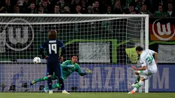 Pemain Wolfsburg, Ricardo Rodriguez, saat mencetak gol melalui penalti ke gawang Real Madrid pada leg pertama perempat final Liga Champions di Volkswagen Arena, Wolfsburg, Kamis (7/4/2016) dini hari WIB. (AFP/Ronny Hartman)