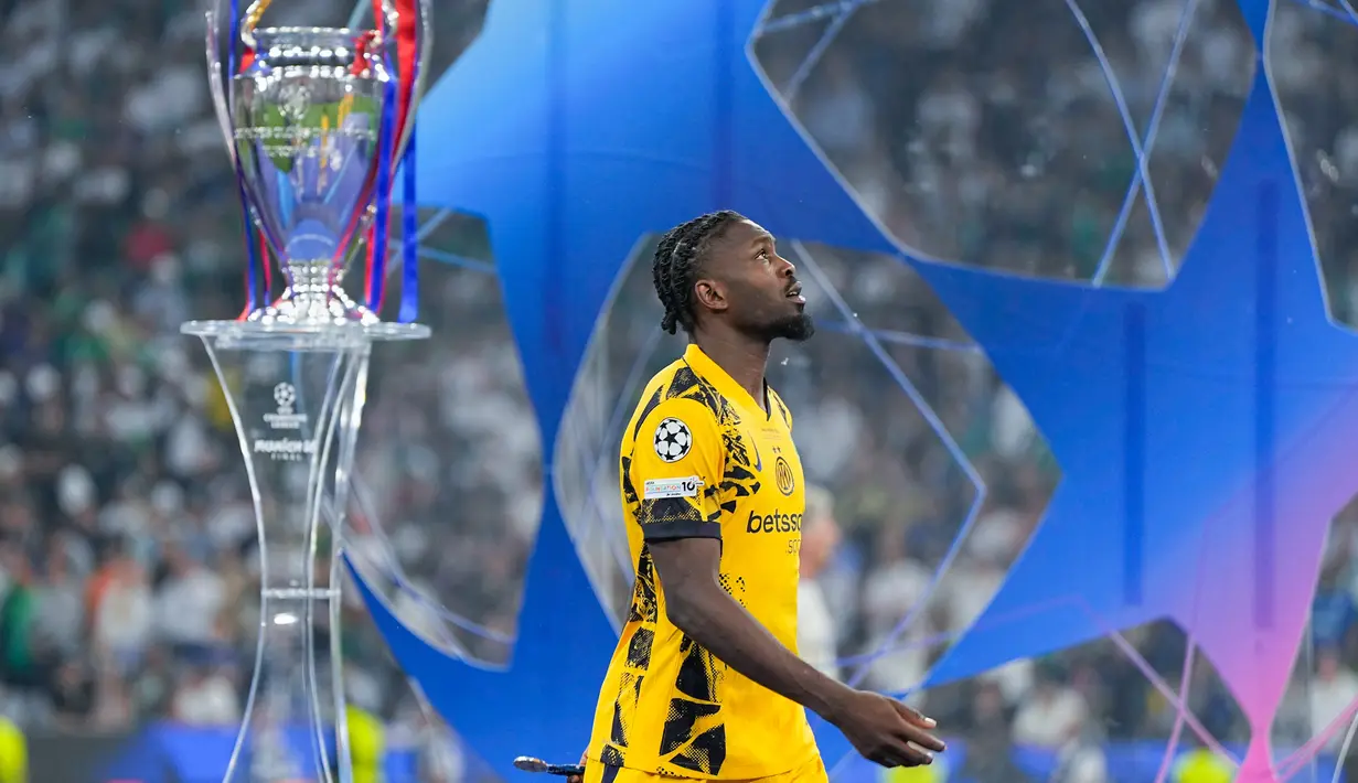 Pemain Inter Milan, Marcus Thuram, tampak lesu setelah gagal meraih trofi Liga champions 2024/2025 di Stadion Allianz Arena, Minggu (01/06/2025) dini hari WIB. (AP Photo/Martin Meissner)