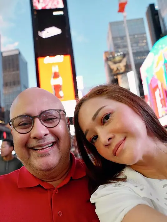 Berpose bareng suami, Maia Estianty menyanjung Irwan Mussry. “Baik banget, suami anterin istrinya sampe ke Time Square ha ha ha. Fotoin pula, padahal agak paranoid,”cuit Maia Estianty. Ia menyebut pose di Time Square wajib hukumnya. “Time square is a must! Kalau suruh balik lagi kapan2, hmmm ntar dulu yak,” penulis lagu “Salahkah Aku Terlalu Mencintaimu” menyambung. (Foto: Dok. Instagram @maiaestiantyreal)