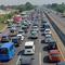 Kendaraan arus balik lebaran di Tol Cikampek-Jakarta terlihat macet. (Liputan6.com/Abramena)