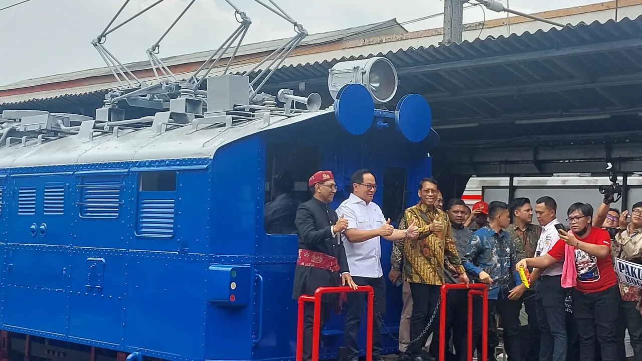 Wakil Menteri Badan Usaha Milik Negara (BUMN), Kartika Wirjoatmodjo menjajal lokomotif kereta rel listrik (KRL) pertama yang beroperasi di Indonesia. (Arief/Liputan6.com)
