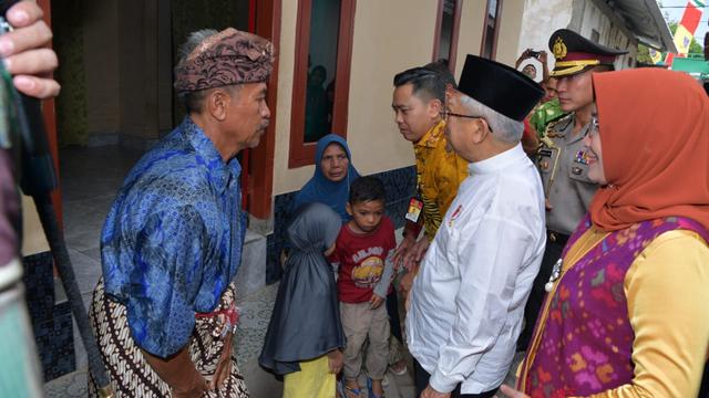 Wapres Ma'ruf Amin meninjau lokasi rekonstruksi bangunan pascagempa di Desa Gontoran Barat, Kota Mataram, NTB.